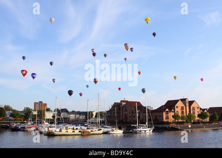 Bristol International Balloon Fiesta globos aerostáticos flotan por encima de la ciudad de Bristol Harbour marina waterfront en agosto de 2009 Foto de stock