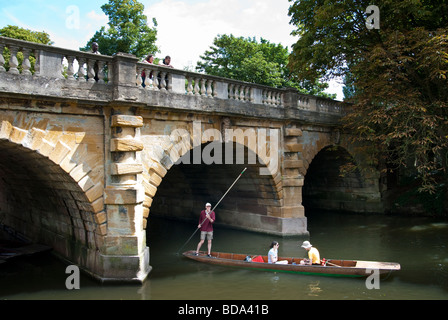 Punts en Magdalen Bridge Oxford Foto de stock