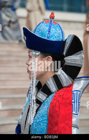Perfil de mujer bailarina mongol en ropa tradicional de la Casa de Gobierno, en Ulaan Baatar, Mongolia Foto de stock
