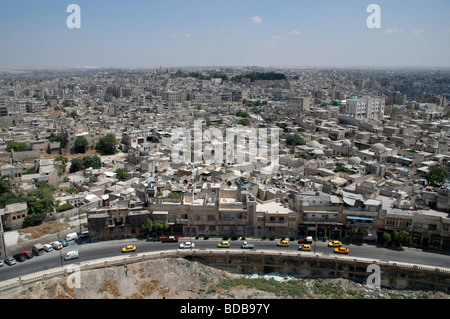 Una vista de la expansión urbana en la ciudad de Aleppo, Siria, como se ve por su ciudadela, Siria. Foto de stock