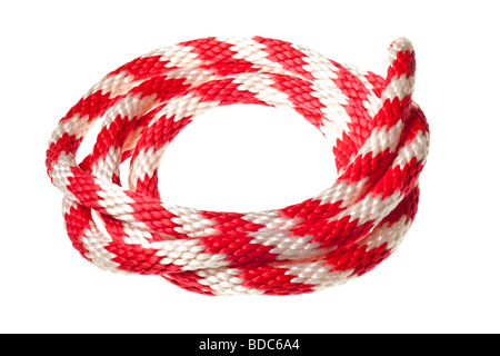 Cuerda de nylon rojo y blanco aislado en un fondo blanco puro Foto de stock