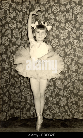 Pequeña bailarina de ballet de pie sobre sus dedos Foto de stock