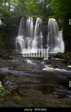 Ess-na-crub cascada en la inver river en glenariff Forest Park, Condado de Antrim Reino Unido Irlanda del Norte