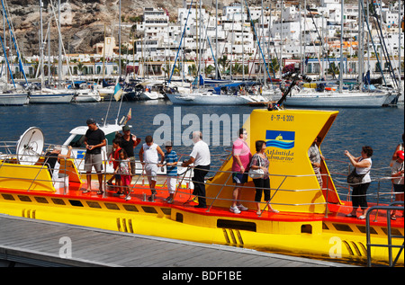 Submarino Turístico en Puerto de Mogan en Gran Canaria Foto de stock