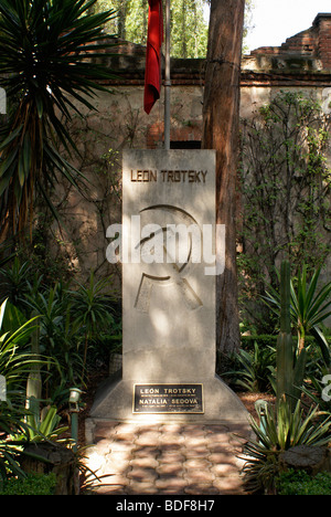 La tumba de León Trotsky en el jardín del Museo de manguera de León Trotsky en Coyoacán, Ciudad de México. Foto de stock