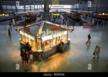 Los viajeros, pasajeros y conductores en la estación de tren Hauptbahnhof hall, Munich, Alemania Foto de stock