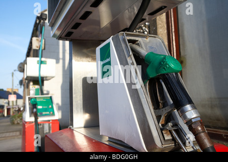 Las bombas de combustible gasolina fuera del sistema tradicional de pequeño garaje en calle en un pueblo irlandés en el condado de Down en Irlanda del Norte reino unido Foto de stock