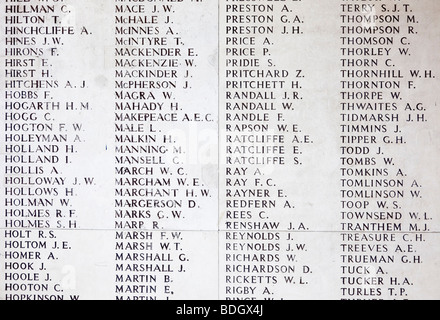 Paredes con nombres de soldados desaparecidos en el Menin Gate WW1 memorial en Ieper Bélgica Europa Foto de stock