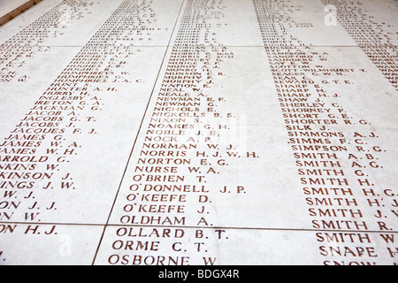 Paredes con listas de nombres de los soldados británicos desaparecidos en el Menin Gate WW1 memorial en Ypres, Bélgica, Europa Foto de stock