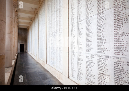 Paredes con nombres de los soldados desaparecidos en la parte superior de la fachada en el Menin Gate WW1 memorial en Ypres, Bélgica, Europa Foto de stock