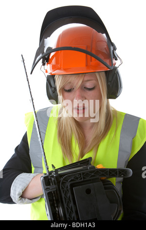 Los jóvenes de 20 años de edad, mujer rubia vestidos de naranja sombrero duro protectores auditivos visor y chaleco de alta visibilidad Foto de stock