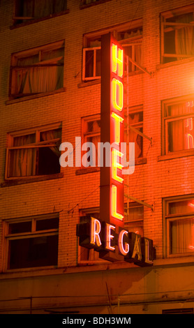 El Hotel Regal. Letreros de neón por Granville Street. Vancouver, BC, Canadá Foto de stock