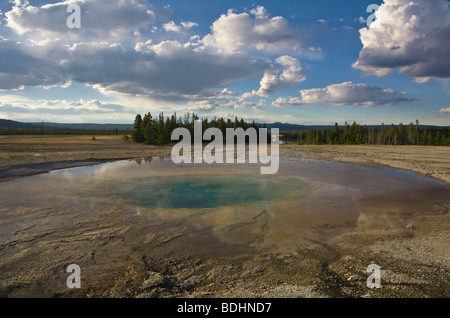 Piscina Opal en Midway Geyser Basin, en el Parque Nacional de Yellowstone, Wyoming, EE.UU.