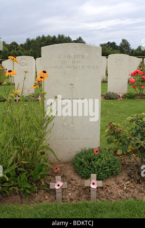 La tumba del soldado desconocido de la Segunda Guerra Mundial, en el cementerio de guerra británico, Bayeux Normandía Francia. Foto de stock