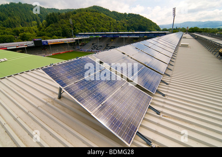 Las pequeñas turbinas de viento y paneles solares en el techo del Hotel  Victoria en Freiburg im Breisgau, Baden-Wuerttemberg Fotografía de stock -  Alamy