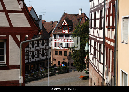 Vista de la casa de Albrecht Duerer, mitad de madera antiguas casas de Franconia en la parte delantera, Nuremberg, Middle Franconia, Baviera, Germen Foto de stock