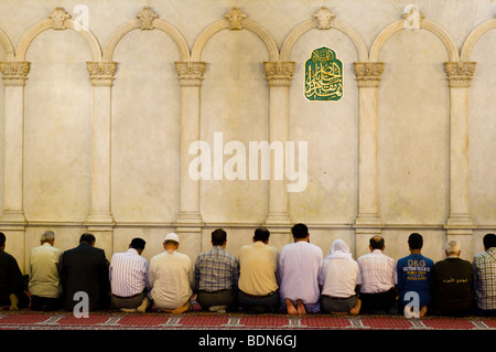 Los hombres orar en la mezquita de los Omeyas (Gran Mezquita de Damasco). Foto de stock