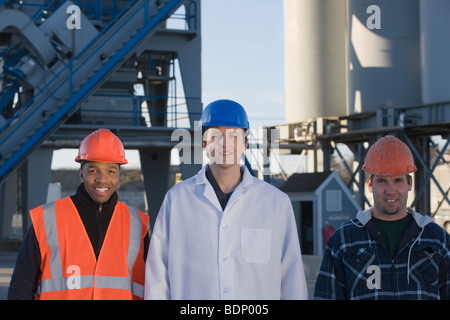 Trabajador de laboratorio con dos ingenieros de una planta de asfalto Foto de stock