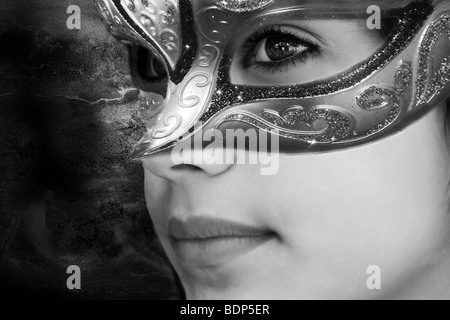 Imagen de hermosa grave mujer vistiendo ropa deportiva formación en guantes  de boxeo por mar de mañana Fotografía de stock - Alamy