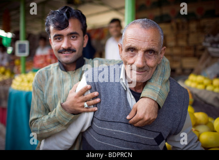Viejos y jóvenes, hombres en el Bazar Itwar en Islamabad Foto de stock