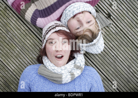 Zwei Maedchen , 14 Jahre alt, mit Muetze und Schal,