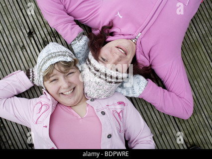 Zwei Maedchen , 14 Jahre alt, mit Muetze und Schal,