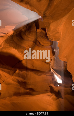 Los ejes de luz en la ranura superior del cañón Antelope Canyon, Page, Arizona, EE.UU.. Foto de stock