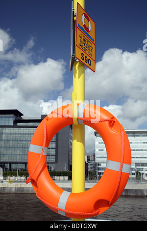 Cinturón de seguridad junto al río Clyde, Glasgow, Escocia, Reino Unido Foto de stock