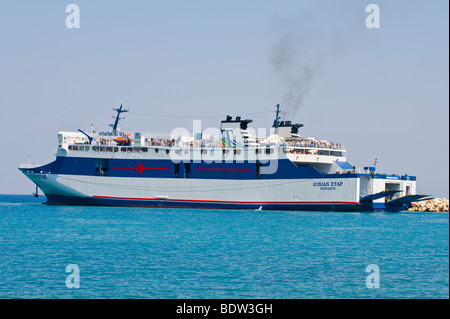 El Star ferry jónico acoplado en el pequeño puerto de Poros en la isla de Kefalonia Mediterráneo griego Grecia GR Foto de stock