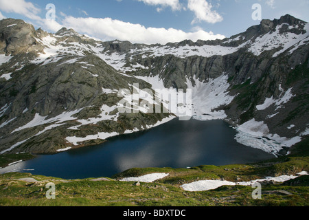 Pequeño lago en el lago Naret meseta en los Alpes, el valle de Val Lavizzara, Tesino, Suiza, Europa