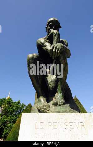Le Penseur ('el pensador de Auguste Rodin') es la obra maestra de la escultura; en la exhibición en el jardín del Museo Rodin en París, Francia. Foto de stock