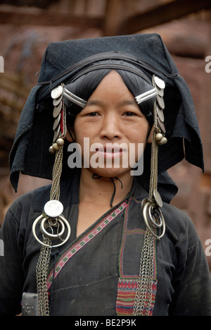 Retrato, etnología, mujer Akha Pixor grupo étnico en traje tradicional, capó como un tocado, vestida de plata y monedas Foto de stock