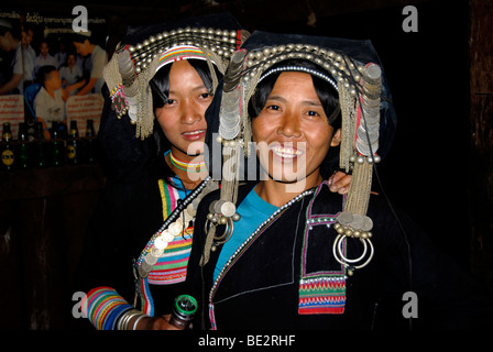 Retrato, etnología, jóvenes Akha Pixor mujer sonriente y vistiendo tocados y monedas de plata, la aldea de Ban, Phongsal Moxoxang Foto de stock