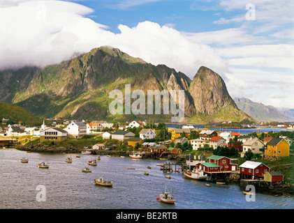 Harbour, Reine, Lofoten, Noruega, Escandinavia, Europa Foto de stock