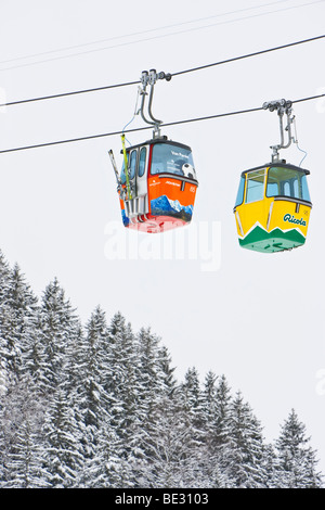 Colores brillantes Grindelwald Grund Gondola ski lift, Grindelwald, la región de Jungfrau, en el Oberland bernés en Alpes Suizos, Suiza Foto de stock