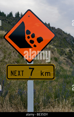 Precaución Verkehrsschild caída de rocas, Aviemore, Isla del Sur, Nueva Zelanda Foto de stock