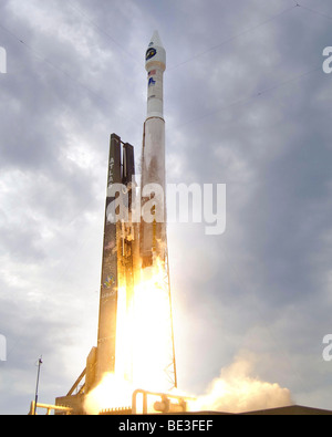 Una alianza de naciones de lanzamiento del cohete Atlas V despega. Foto de stock