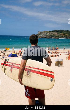 Un surfista tiene vistas a la playa de Bondi. Sydney, New South Wales, Australia