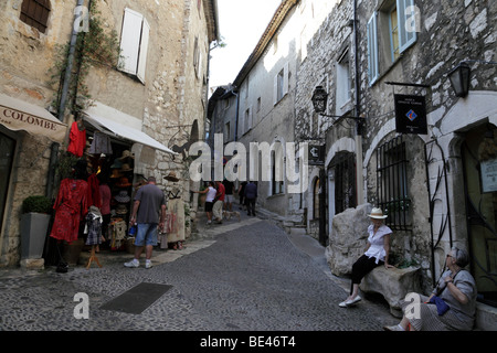 Vista a lo largo de la calle estrecha de la rue grande una de las principales calles de la ciudad de St Paul de Vence Provence Alpes Maritimes sur de Francia. Foto de stock