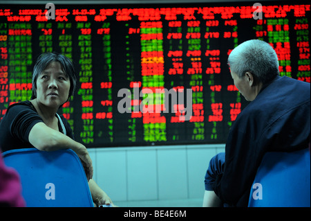Inversionista Mirar índice bursátil cotizaciones en una empresa de valores en Beijing, China. 21-Sep-2009