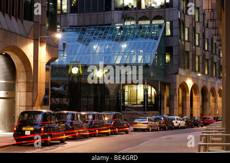 Fila de taxis en el Centro de suscripción de Londres, el centro financiero y de seguros en el centro de la ciudad de Londres, London, England, United