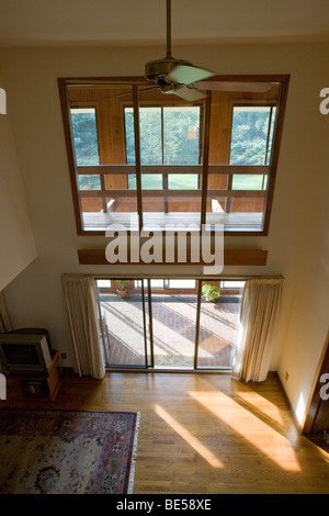 Vista desde el interior de una casa solar pasiva "dotación" diseño casa en barrio residencial. Foto de stock