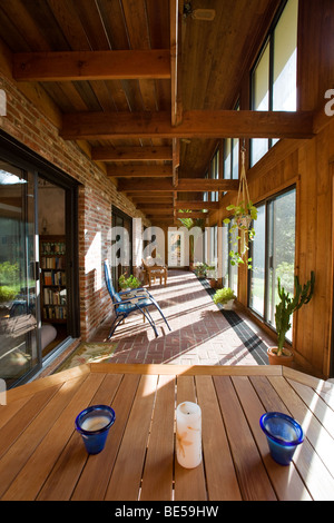 Vista desde el interior de la aurícula (solarium) en un solar pasiva sobre 'casa' diseño casa en barrio residencial. Foto de stock