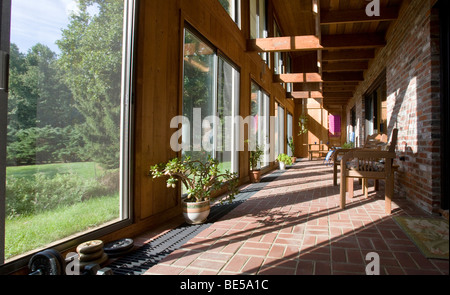 Vista desde el interior de la aurícula (solarium) en un solar pasiva sobre 'casa' diseño casa en barrio residencial. Foto de stock