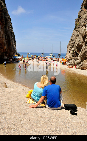 Pareja en la playa Platja de Torrent de Pareis, Sa Calobra, Mallorca, Islas Baleares, España, Europa Foto de stock