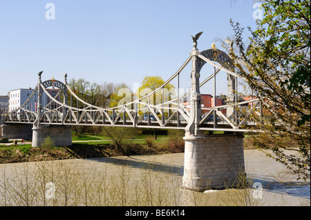 Puente sobre el río Salzach entre Laufen y Oberndorf, estado de Salzburgo, Austria, Europa Foto de stock