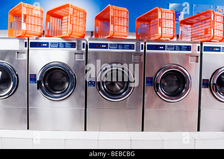 Máquinas de lavar ropa en una lavandería en Nueva York el viernes, 8 de  septiembre de 2017. (© Richard b. Levine Fotografía de stock - Alamy