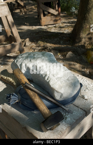 Escultura en la escuela de los Alpes Apuanos, cerca de Carrara, un trozo de mármol con un martillo Foto de stock
