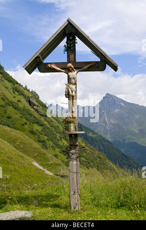Cruz de madera, pastos alpinos, Frosniztal Mitteldorfer-Alm, Matrei, Tirol, Austria Oriental, Europa Foto de stock