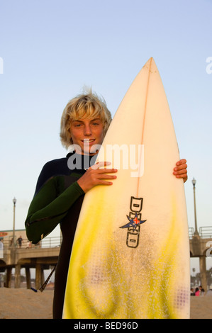 Joven surfista en el Muelle de Huntington Beach, O.C. , CA